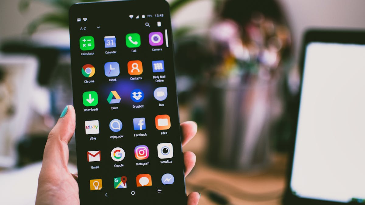 Website auf dem Smartphone im Freien