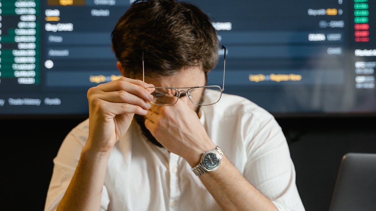 Webdesigner arbeitet mit KI am Laptop — modernes Büro